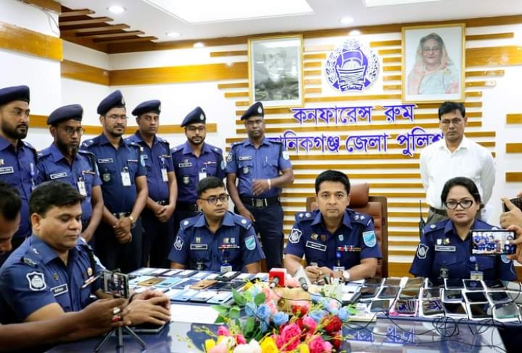 মানিকগঞ্জে ১৭ দিনে ৬৭টি হারানো মোবাইল উদ্ধার